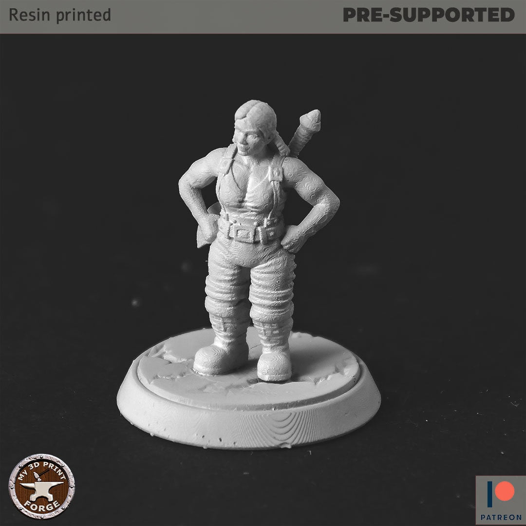 Female Dwarf Fighters Miniature - Left Dwarf - 28mm